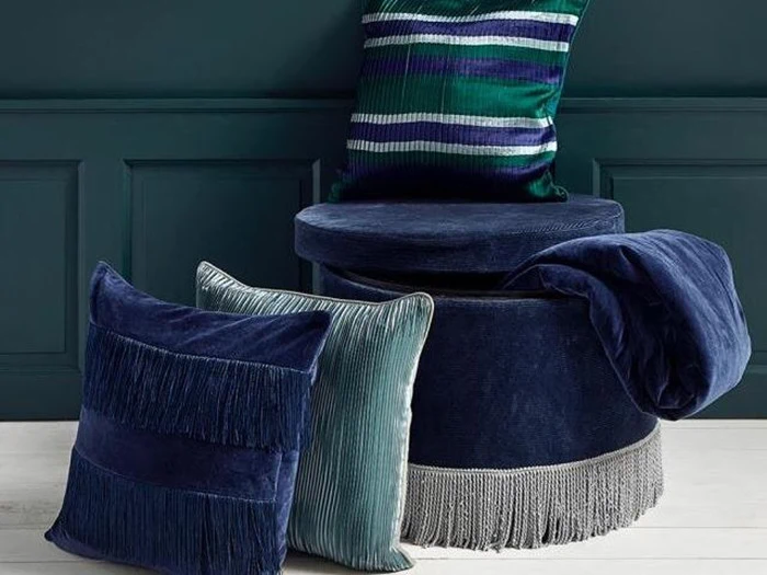 Puf med opbevaring i mørkeblå fløjl fra Nordal - Ø: 60 cm