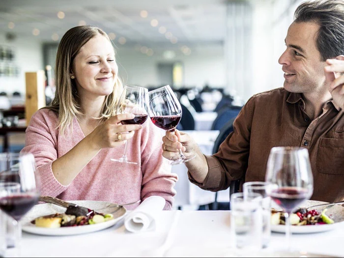 Ophold m/3-retter & vin på Hotel Juelsminde Strand