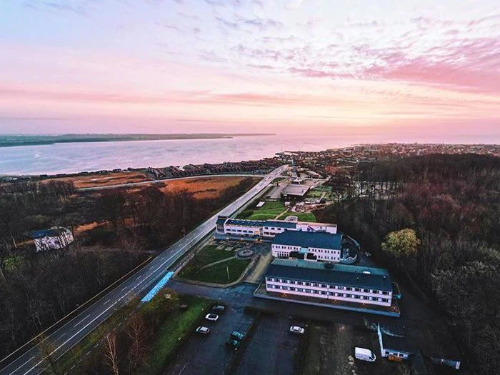 Ophold på Hotel Juelsminde Strand - 3-retters menu & vin med i pakken