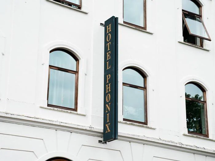 Ophold midt i Brønderslev med morgenbuffet og velkomstgave - Hotel Phønix
