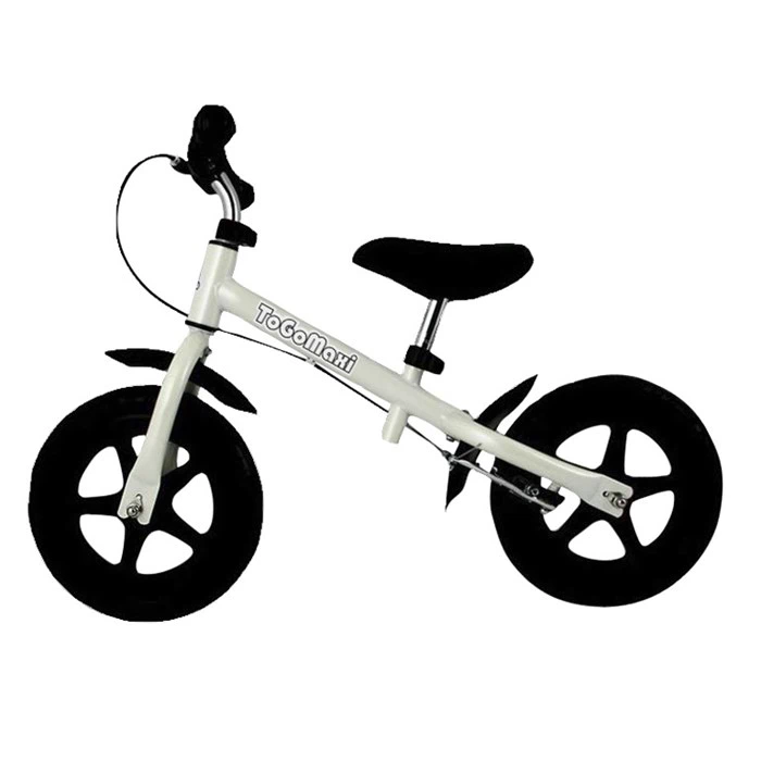 Løbecykel fra Baby Play i hvid inkl. en lilla cykelhjelm fra Småfolk