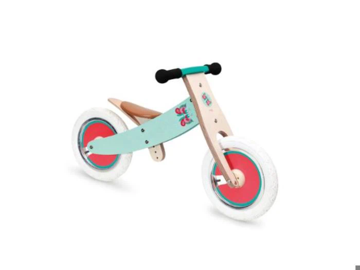 En løbecykel i træ til børn med et blågrønt stel, hvide dæk, røde fælge og et brunt sæde, designet uden pedaler eller støttehjul.