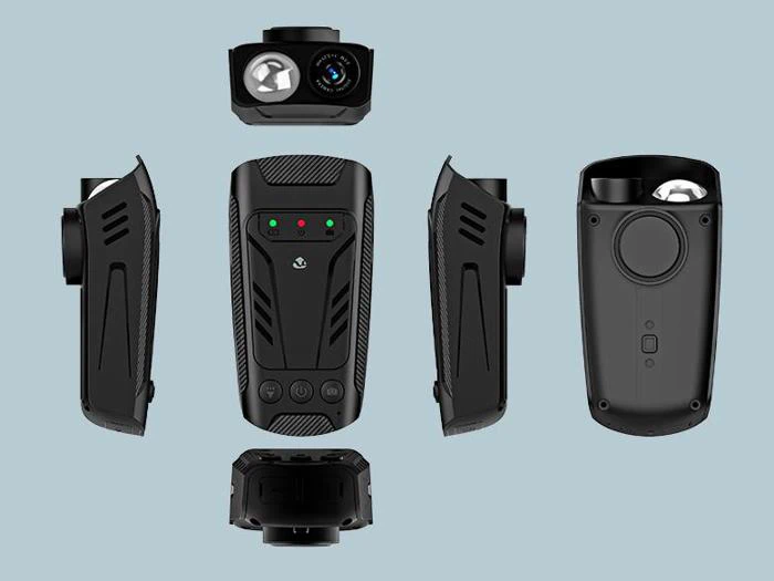 Fem sorte elektroniske enheder vises fra flere vinkler med knapper, indikatorlamper og linsekomponenter på en lysegrå baggrund.