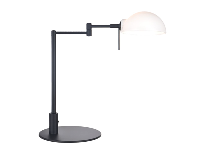En moderne sort skrivebordslampe med en justerbar arm og en hvid halvkuppelformet skærm på en almindelig hvid baggrund.