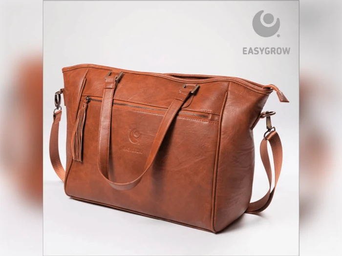 Brun læderhåndtaske med to hanke, en lynlåslomme foran og en justerbar skulderrem. Mærkenavnet EASYGROW og logoet er synligt i øverste højre hjørne.