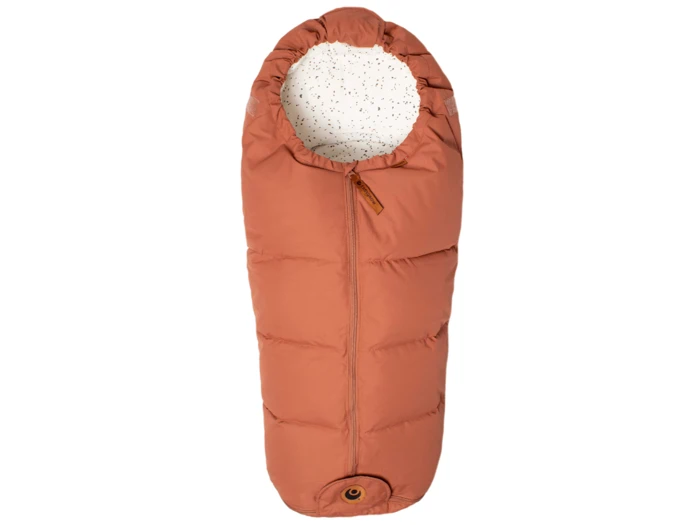 En rustfarvet, polstret babysovepose med hætte og hvid, spættet inderside, vist mod en hvid baggrund.