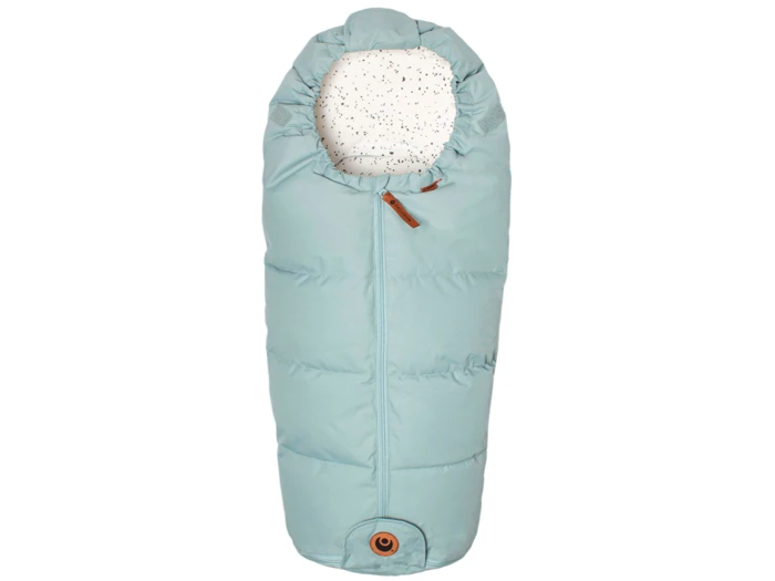 En lyseblå babysovepose med hætte på toppen, hvidt og sort prikket inderfor og en brun knap i bunden.