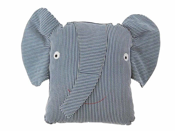 En pude formet som et elefanthoved, lavet af blå- og hvidstribet stof, med en lang snabel, store ører, knapøjne og et rødt syet smil.