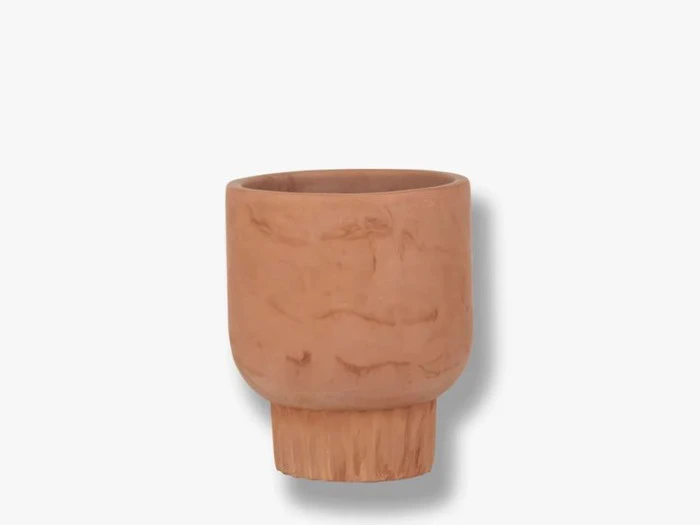 En brun, cylindrisk lerkrukke med hævet bund og en struktureret finish på en almindelig hvid baggrund.