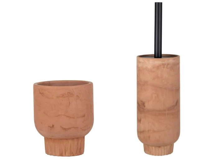 To brune, cylindriske badeværelsestilbehør i lerlook: en tandbørsteholder til venstre og en toiletbørsteholder med sort håndtag til højre.