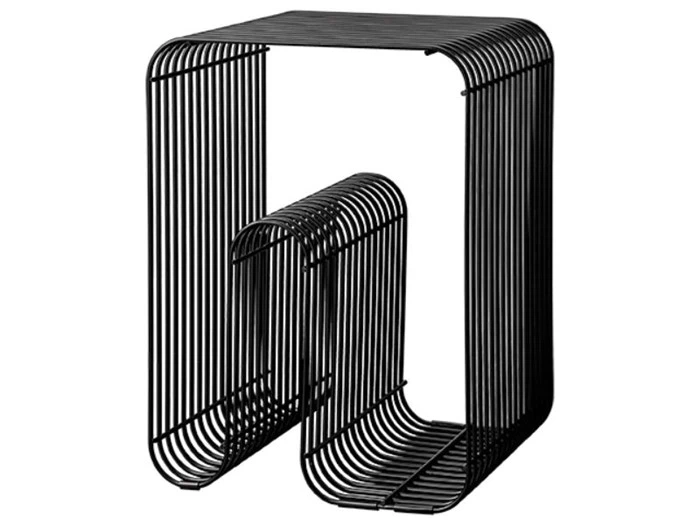 Et moderne, minimalistisk sidebord i sort metal med et åbent, burlignende design og en mindre, matchende struktur indeni.