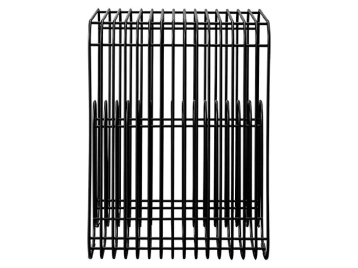 Et opvaskestativ af sort metaltråd med lodrette og vandrette stænger, set forfra mod en hvid baggrund.