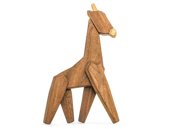 En giraffigur i træ med geometriske, kantede former og en glat finish, som står oprejst på fire ben.