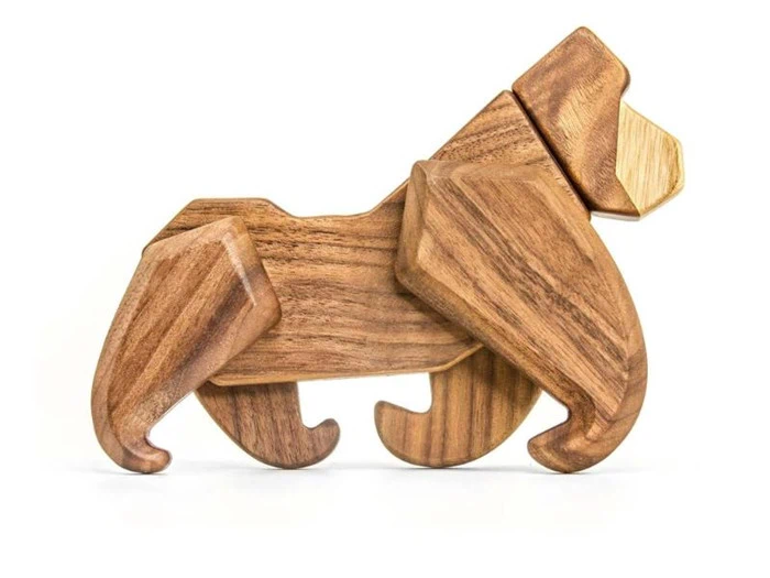 Et trælegetøj formet som en gorilla, lavet af flere glatte, sammenlåsende stykker med en naturlig træfinish.