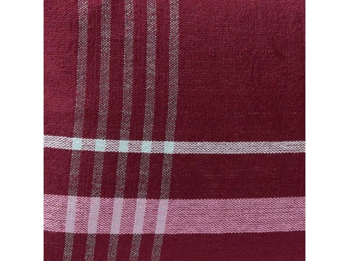 Nærbillede af rødbrunt stof med krydsende pink, hvide og grå striber, der danner et ternet mønster.