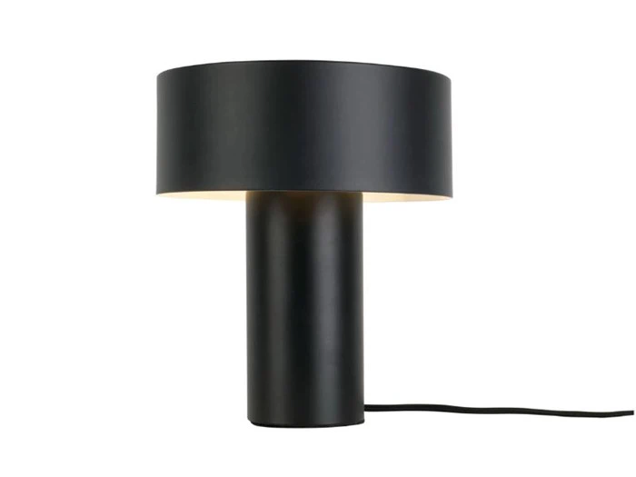 En moderne sort bordlampe med en cylindrisk fod og en bred, tromleformet lampeskærm, vist på en hvid baggrund med en synlig netledning.