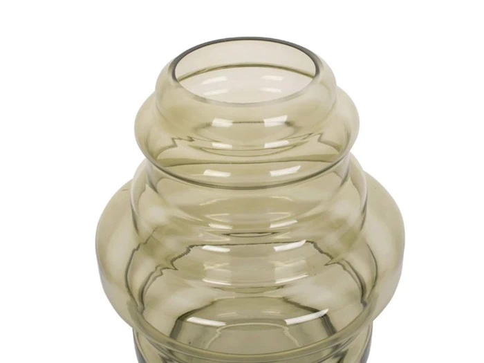 Nærbillede af en gennemskinnelig, lysebrun glasvase med et afrundet, lagdelt design og en smal åbning i toppen.