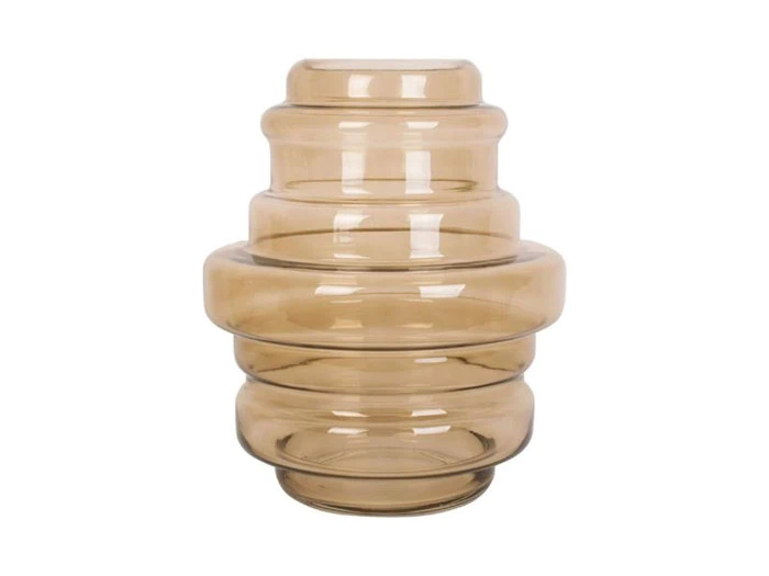 En gennemskinnelig, ravfarvet glasvase med et differentieret, afrundet og geometrisk design på en hvid baggrund.