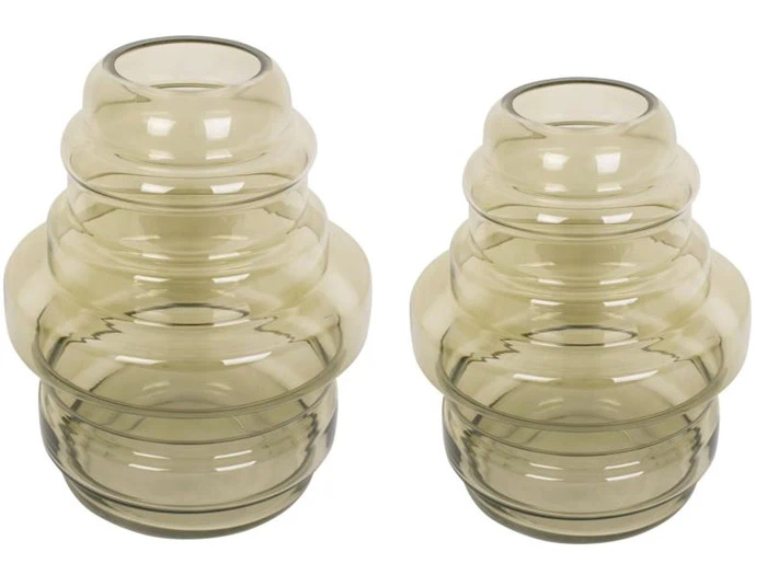 To gennemskinnelige, lysebrune glasvaser med et afrundet design i niveauer, placeret side om side på en hvid baggrund.