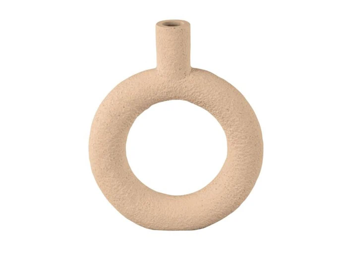 En beige, struktureret keramikvase med en cirkulær, hul krop og en kort, lodret hals i toppen.