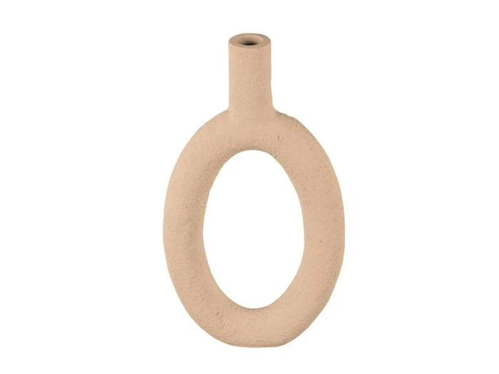 En beige, struktureret keramikvase formet som en lodret, oval ring med en smal, cylindrisk hals i toppen.