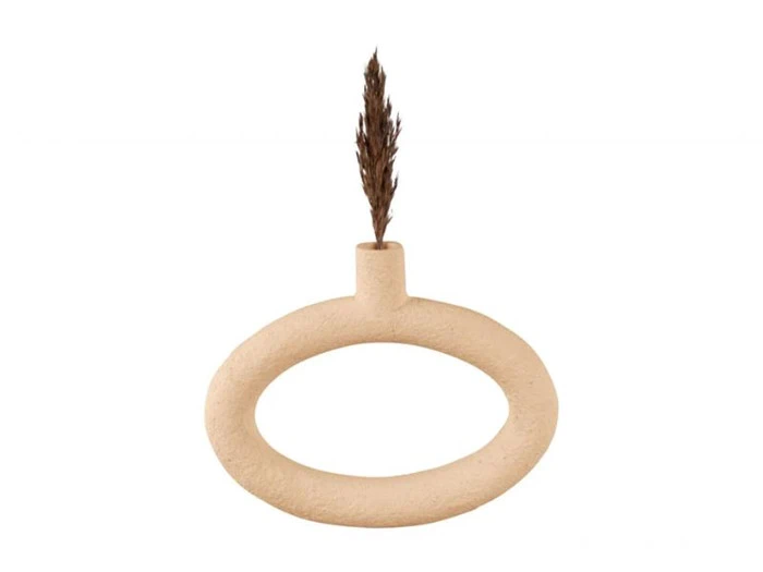 En beige, oval keramikvase med smal hals, der holder et enkelt tørret brunt siv på en hvid baggrund.