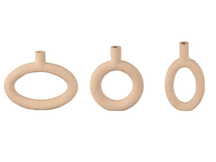 Tre beige keramikvaser med mat tekstur, hver formet som en åben oval ring med en lille cylindrisk hals i toppen, arrangeret i en række fra bredest til smallest.