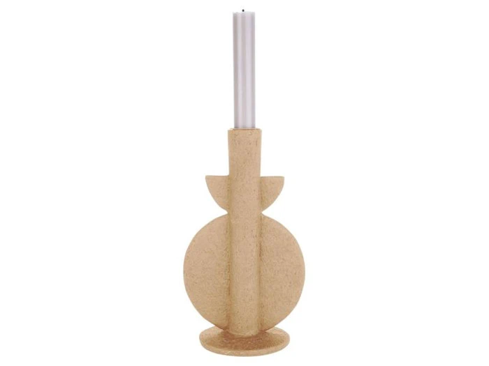 En moderne, geometrisk beige lysestage med en rund base, cirkulær midte og en lodret sektion, der holder et højt hvidt lys.