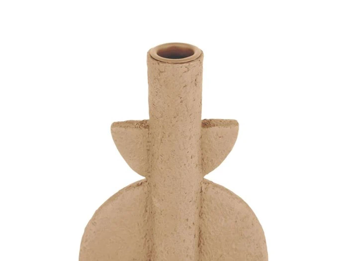 En struktureret, beige keramikvase med smal hals og abstrakte, afrundede former på siderne, set ovenfra mod en hvid baggrund.