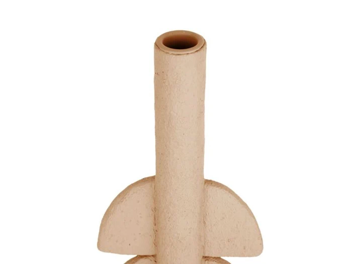 En beige, cylindrisk keramikvase med to buede finner på hver side, der ligner en stiliseret raket, på en hvid baggrund.