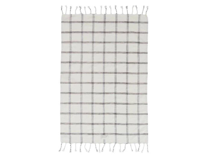 Et rektangulært hvidt håndklæde med et sort ternet mønster og frynsede kvaster langs de korte kanter, lagt fladt på en hvid baggrund.