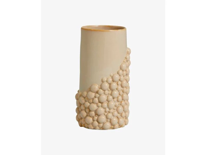 En beige keramikvase med en glat overdel og en underdel dekoreret med klynger af hævede, afrundede perler.
