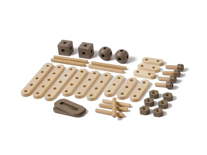 Et sæt med forskellige byggedele i træ, herunder stænger, klodser, møtrikker, bolte og forbindelsesplader i beige og brune farver, arrangeret pænt på en hvid baggrund.