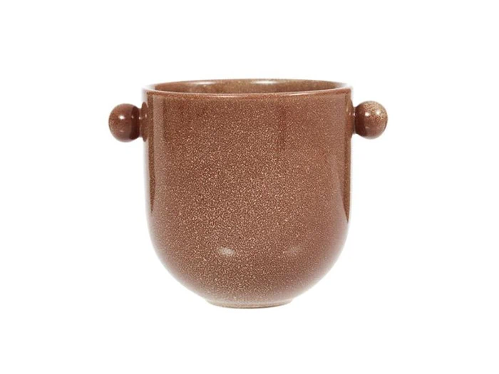 En brun keramikkop med afrundet bund og to små runde hanke på hver sin side mod en hvid baggrund.