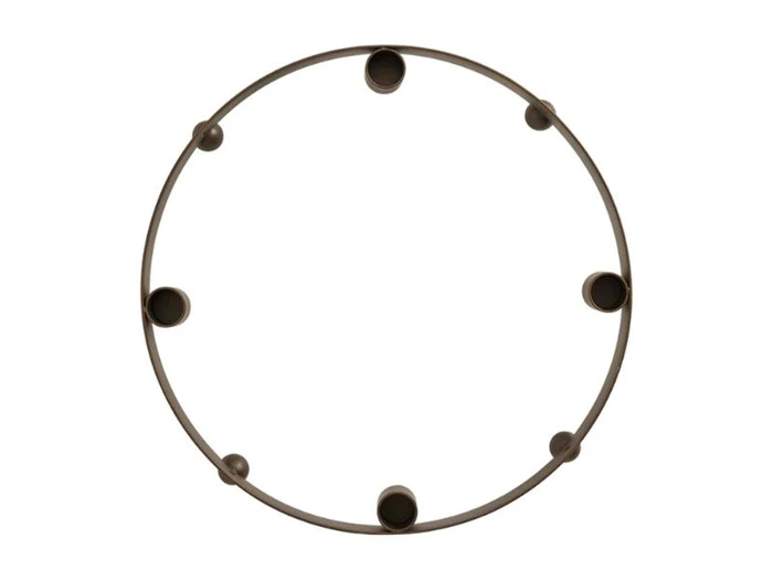 En rund metalring med seks jævnt fordelte cylindriske holdere fastgjort rundt om, set ovenfra på en hvid baggrund.