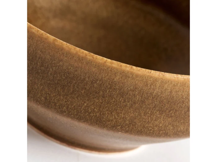 Nærbillede af en brun keramikskål med en glat, mat finish, der viser dens afrundede kant og subtile struktur mod en lys baggrund.