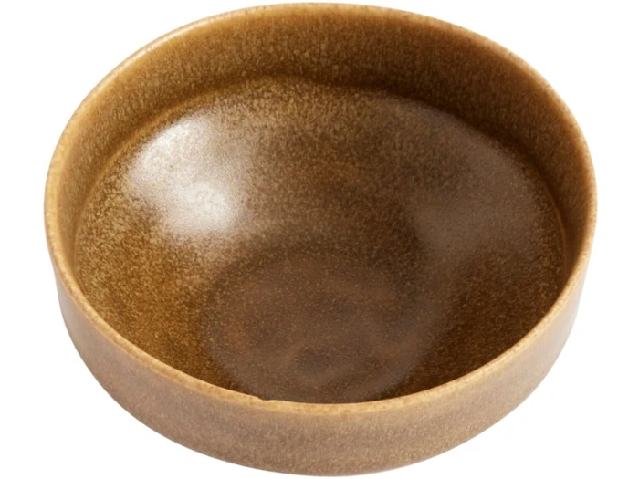 En lav, rund, brun keramikskål med en glat, let blank overflade.