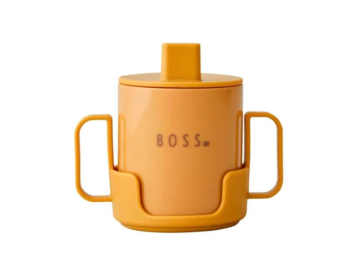 Orange træningsbæger til småbørn med to sidehåndtag, låg med tud og ordet BOSS trykt på forsiden, vist mod en hvid baggrund.