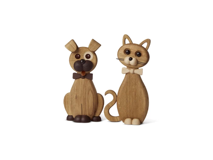 To træfigurer af en hund og en kat, begge med butterfly, sidder side om side på en hvid baggrund.