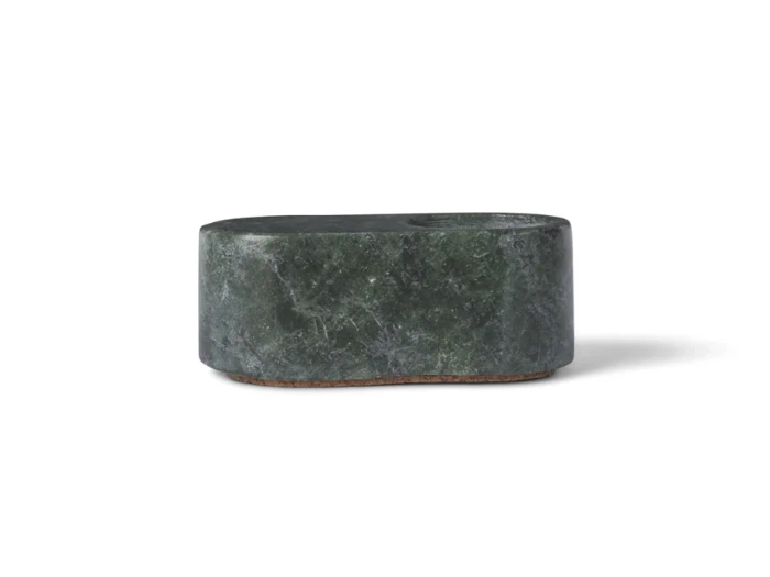 Et mørkegrønt, ovalt marmorobjekt med en glat overflade og en lille cirkulær fordybning på toppen, placeret på en hvid baggrund.