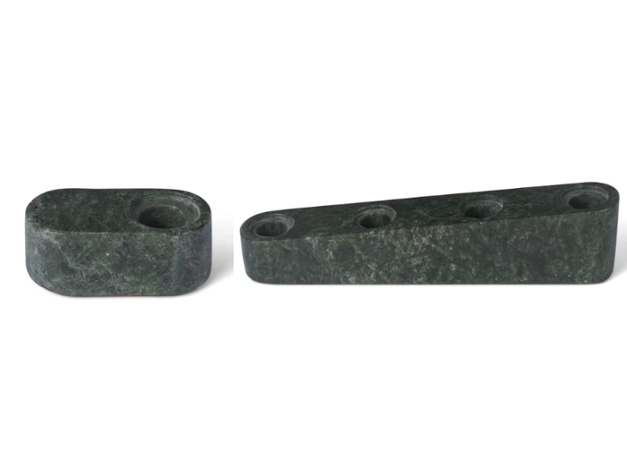 To mørkegrønne stenobjekter, et ovalt med et hul og et kileformet med tre huller, begge placeret på en hvid baggrund.