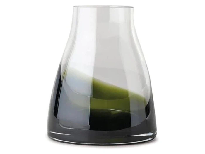 Klar glasvase med bred bund og smal hals, med en hvirvel af grøn og sort farve i den nederste halvdel. Baggrunden er almindelig hvid.