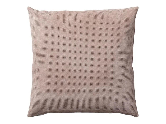 En firkantet, lys beige pude med et diskret prikket mønster på en hvid baggrund.