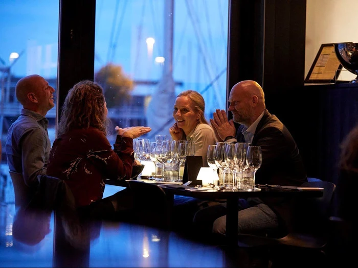 En aften på Det Glade Vanvid Aalborg for 2 personer (hverdage)