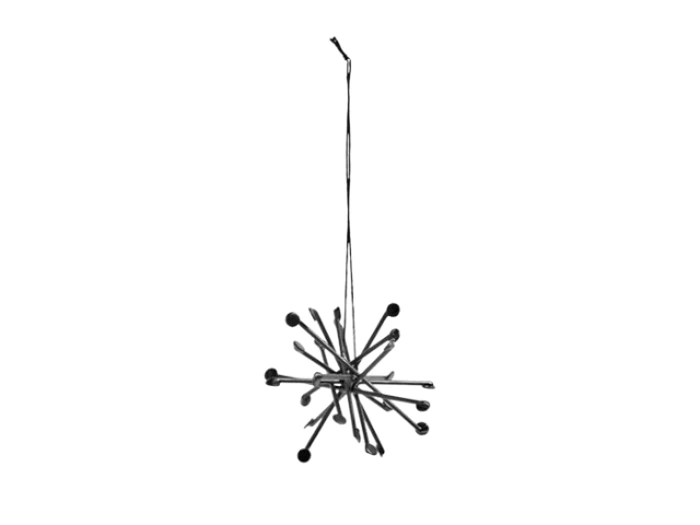 En moderne, sort lysekrone i sputnik-stil med flere metalarme, der stråler udad, og som hver ender med en pære, der hænger i en tynd ledning.
