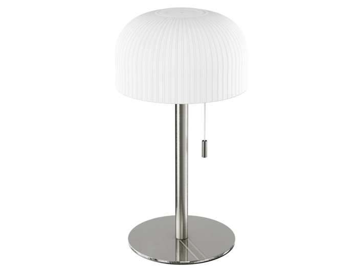 Moderne bordlampe med en ribbet, hvid, kuppelformet lampeskærm, en fod og et stativ i metal samt en trækæde til at tænde og slukke lampen.