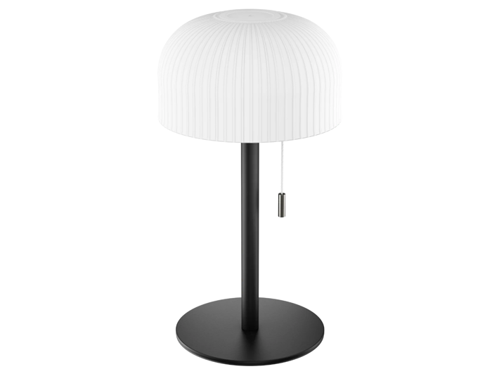 Bordlampe med en ribbet hvid kuppelformet lampeskærm, en sort stamme, en rund sort fod og en tænd/sluk-knap i form af en træk-kæde.