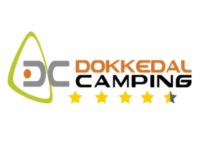 Logo for Dokkedal Camping med stiliseret DC, tekst i orange og sort og 4,5 gule stjerner under på en hvid baggrund.