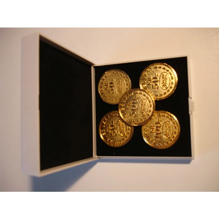 En åben æske viser fem skinnende guldfarvede mønter arrangeret indeni på en sort baggrund.