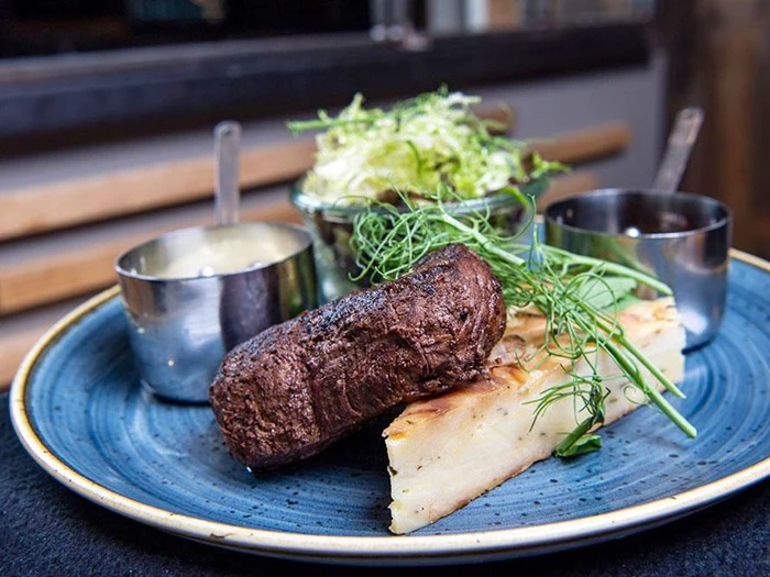 3-retters menu for 4 personer på Cafe Faust ved åen i Aarhus